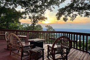 Rustic Ranger Cabin w/ Amazing Mountain Views