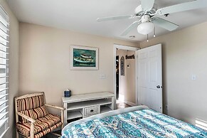 Breezy Darien Condo w/ Tranquil Marsh Views!
