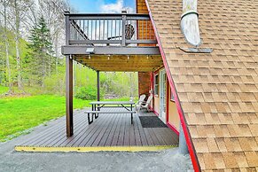 Charming Hunter A-frame: Walk to Ski Lift!