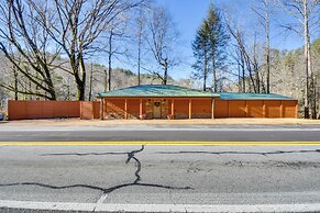 Riverfront Helen Cabin w/ Hot Tub & Deck!