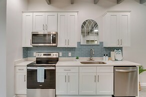 Bright Jekyll Island Home w/ Deck < 1 Mi to Beach