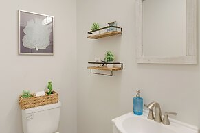 Bright Jekyll Island Home w/ Deck < 1 Mi to Beach