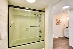 Spacious & Newly Remodeled A-frame w/ 2 Decks