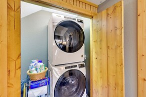 Lake Burton Retreat w/ Fire Pit & Hot Tub!