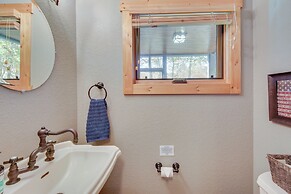 Lake Burton Retreat w/ Fire Pit & Hot Tub!