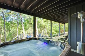 Lake Burton Retreat w/ Fire Pit & Hot Tub!