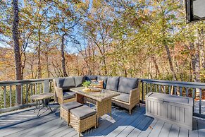 Lake Burton Retreat w/ Fire Pit & Hot Tub!