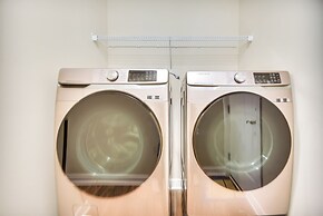 Hampton Condo: By Convention Center & Coliseum!