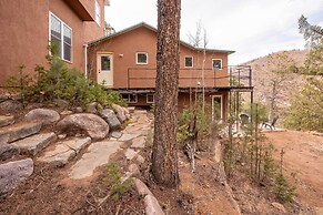 Green Mountain Falls Apt w/ Mountain View, Hot Tub