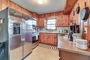 Pet-friendly Douglasville Home w/ Screened Porch!