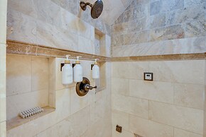 Welcoming Norcross Cottage w/ Deck + Shared Grill!