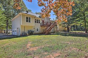 Peaceful Dallas Home w/ Deck + Charcoal Grill