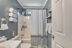 Peaceful Dallas Home w/ Deck + Charcoal Grill