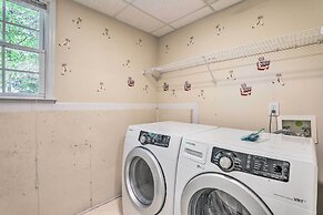 Peaceful Dallas Home w/ Deck + Charcoal Grill