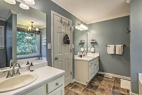 Peaceful Dallas Home w/ Deck + Charcoal Grill