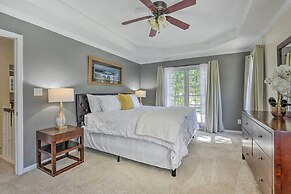 Peaceful Dallas Home w/ Deck + Charcoal Grill