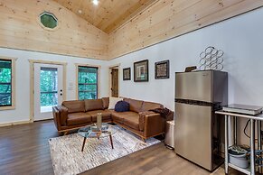 Blue Ridge Mountainside Cottage w/ Fire Pit!