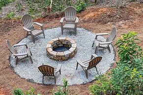 Cozy Cherry Log Cabin ~ 10 Mi to Mercier Orchards