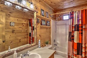 Cozy Cherry Log Cabin ~ 10 Mi to Mercier Orchards