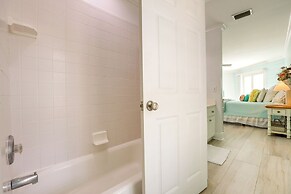 Pet-friendly Jekyll Island Abode - Walk to Beach!