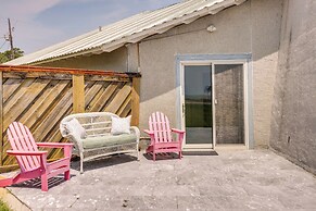 Pet-friendly Jekyll Island Abode - Walk to Beach!