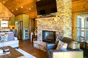 Riverside Mtn Retreat w/ Hot Tub & Game Room!