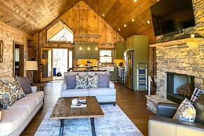 Riverside Mtn Retreat w/ Hot Tub & Game Room!