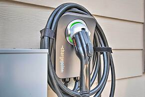 Luxury Smart Home: 2 Miles to Downtown Atlanta!