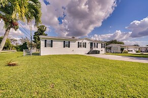 Sunny Fort Myers Home w/ Screened-in Porch & Grill