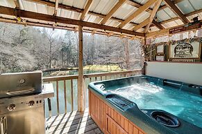 Secluded Family Retreat in Dahlonega w/ Hot Tub!