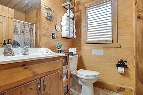 Secluded Family Retreat in Dahlonega w/ Hot Tub!