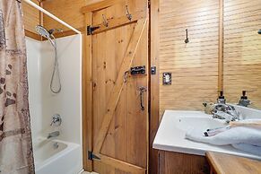 Secluded Family Retreat in Dahlonega w/ Hot Tub!