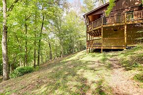 On Fightingtown Creek: Forested Mccaysville Cabin!