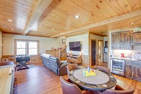 Luxury Mineral Bluff Cabin With Deck & Hot Tub!