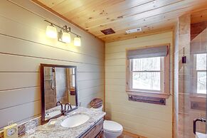 Luxury Mineral Bluff Cabin With Deck & Hot Tub!