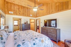Luxury Mineral Bluff Cabin With Deck & Hot Tub!