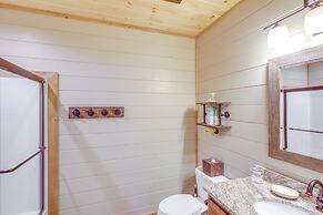 Luxury Mineral Bluff Cabin With Deck & Hot Tub!