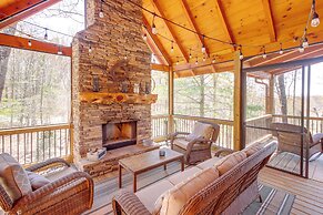 Luxury Mineral Bluff Cabin With Deck & Hot Tub!