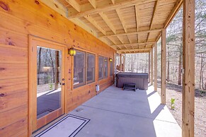 Luxury Mineral Bluff Cabin With Deck & Hot Tub!