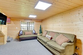 Cozy Cherry Log Cabin w/ Hot Tub & Mountain Views!