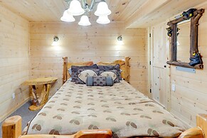 Cozy Cherry Log Cabin w/ Hot Tub & Mountain Views!