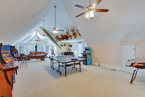 Blairsville Mansion w/ Hot Tub, Casino + Games!