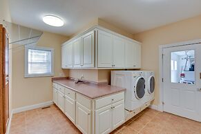 Blairsville Mansion w/ Hot Tub, Casino + Games!