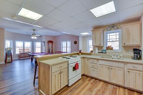 Blairsville Mansion w/ Hot Tub, Casino + Games!
