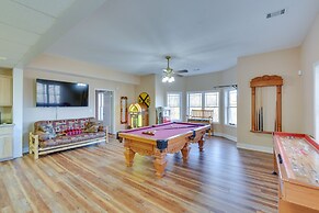 Blairsville Mansion w/ Hot Tub, Casino + Games!