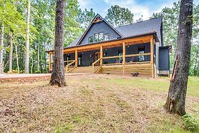 Luxurious Clarkesville Cabin w/ Decks & Fire Pit