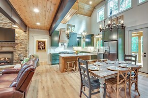 Luxurious Clarkesville Cabin w/ Decks & Fire Pit