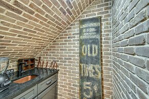 Luxurious Clarkesville Cabin w/ Decks & Fire Pit