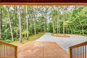 Luxurious Clarkesville Cabin w/ Decks & Fire Pit