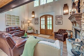 Luxurious Clarkesville Cabin w/ Decks & Fire Pit